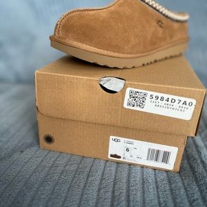 UGG Tasmin ll slippers kids size 6 fits women’s 7.5-8